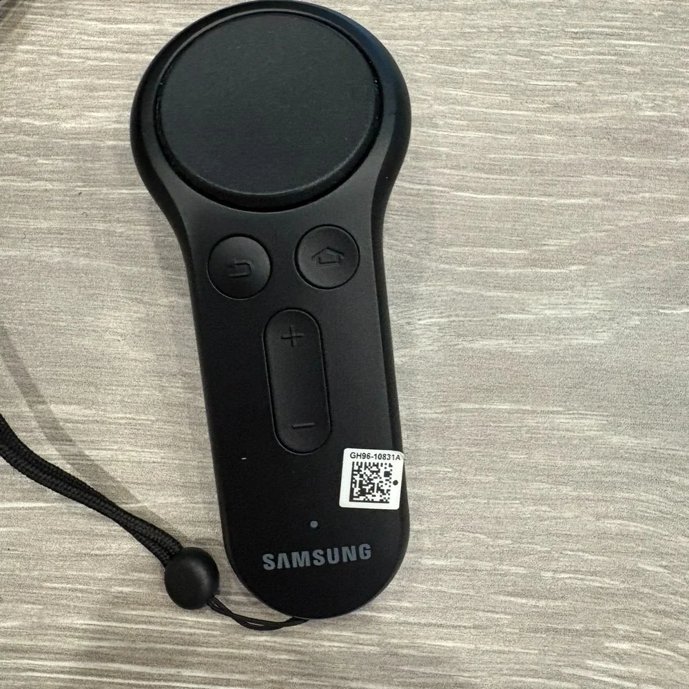 Samsung Gear VR SM-R323 Oculus Headset With Controller & Carrying‎ Case Black